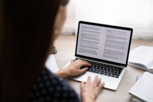 As tendências em viagens corporativas é fundamental para empresas que desejam realizar viagens de maneira estratégica e atingir os objetivos corporativos. Aqui em nosso blog, costumamos tratar bastante a respeito da importância da criação de uma política de viagens corporativas nas empresas. Afinal, as viagens são responsáveis por uma boa fatia do orçamento, o que exige, consequentemente, um planejamento assertivo e focado nos principais objetivos e necessidades da empresa, para que tantos embarques e desembarques rendam o esperado, no mínimo. Por esse motivo, neste post, falaremos sobre o que devemos levar em consideração para elaborar uma política de viagens corporativas que possa estar em sintonia com as principais tendências em viagens corporativas. Boa leitura! O que uma política de viagens corporativas deve estabelecer Essencialmente, uma política de viagens corporativas ajuda a estabelecer uma série de parâmetros dos quais os colaboradores de sua empresa devem zelar e seguir. E isso vai de acordo com todo e qualquer aspecto que envolva a viagem de negócios em nome da empresa. Essa política, inclusive, deve ser redigida com clareza, objetividade e sem margens para interpretações ambíguas ou confusas. Por isso, é importante reunir os colaboradores que mais realizam viagens para que eles consigam apontar o máximo de hipóteses relacionadas às viagens. A política de viagens corporativas deve ser atualizada periodicamente para se manter na vanguarda das boas práticas estabelecidas pelo mercado. A internet e o mercado digital trouxeram uma série de inovações, especialmente no que diz respeito à organização das viagens corporativas. A cada dia surgem novidades que precisam ser incorporadas à política de viagens. Por isso, é fundamental que a política seja revisada periodicamente. Além de acompanhar as tendências em viagens corporativas, diversos pontos precisam ser levados em consideração. O que nos leva à pergunta que dá título a este artigo: o que levar em consideração ao criar uma política de viagens corporativas? Como elaborar a política de viagens corporativas Para se elaborar uma política de viagens alinhada com as melhores tendências de viagens corporativas diversos pontos precisam ser levados em consideração. Além de objetividade e concisão, que permitem uma leitura fluida e compreensível das diretrizes, a política de viagens corporativas também deve aliar os interesses da empresa e alinhá-las com o bem-estar dos viajantes. É importante ter em mente, também, que muitos dos aspectos de uma política de viagens pode ser pensado para suprir uma demanda exclusiva da sua empresa, por exemplo, mas em linhas gerais esse documento possui uma série de itens em comum. Entre os principais, apontamos os que estão listados abaixo. Diretrizes básicas É importante descrever, nas diretrizes básicas de sua política de viagens corporativas, a quem se destinam as regras, como funciona todo o fluxo de solicitação e aprovação de uma viagem a negócios, e os pré-requisitos para que ela seja realizada. Além disso, o documento de diretrizes deve prever esclarecimentos a respeito dos termos empregados e tudo aquilo que pode gerar interpretações dúbias, o que reduz o número de atritos e desconfortos com os solicitantes. Objetivos do documento Aqui, os objetivos podem variar bastante, entre as empresas. Mas, em geral, eles seguem os parâmetros que vão nortear as ações que envolvem o planejamento de qualquer viagem. Assim, o bem-estar e segurança dos colaboradores são assegurados, da mesma maneira que a empresa estabelece alguns limites que podem ajudar a economizar nas viagens, bem como planejar de maneira mais estratégica todo o calendário de viagens. Condições e exceções Todo documento de política de viagens corporativas deve acrescentar aos colaboradores as condições para que uma viagem seja aprovada. Seguidos os passos estabelecidos pelo documento, o processo fica mais ágil, prático e imune a riscos e equívocos, o que poderia interferir na realização da viagem. Nesse aspecto, é importante estabelecer o tipo de hospedagem, por exemplo, entre outros detalhes que vão ajudar a estabelecer limites para todas as viagens concedidas. Política de reembolsos Aqui, deverão ser esclarecidos todos os aspectos relacionados aos reembolsos das viagens corporativas. Com isso, evita-se que ocorram divergências e que os colaboradores consigam se programar melhor para realizar as suas viagens – da mesma maneira que as empresas também conseguem se planejar com mais assertividade no processo. Boas práticas para uma política de viagens corporativas Elaborar uma política de viagens corporativas é fundamental para que as viagens de sua empresa sejam otimizadas e tratadas de maneira estratégica. Porém, para que seja eficiente, uma política de viagens corporativas precisa seguir algumas boas práticas. Em primeiro lugar, a política precisa ser clara e transparente. Os funcionários e executivos precisam entender muito bem quais são os seus direitos e deveres em relação às viagens. O documento que rege a política de viagens corporativas deve ser elaborado cuidadosamente, de modo a não deixar dúvidas sobre como se deve proceder. Outro ponto fundamental é pensar na redução de custos. Se, por um lado, as viagens são extremamente eficientes para gerar novas oportunidades de negócios, treinar e motivar os colaboradores, entre outros benefícios, as despesas com viagens possuem um custo elevado. Por isso, ao elaborar a política de viagens, é preciso ter em mente criar práticas que visem otimizar as despesas. Por fim, também é essencial que as viagens sejam realizadas com o objetivo de suprir as necessidades da empresa. Uma política de viagens bem estruturada garante que as viagens sejam feitas de forma eficaz pois ela estabelece regras claras e objetivos específicos que devem ser alcançados durante a viagem. Para ser eficiente, a política de viagens corporativas deve ser capaz de acompanhar as principais tendências e novidades no que diz respeito a viagens corporativas. Confira, a seguir, algumas das principais tendências para viagens corporativas. Principais tendências para viagens corporativas Para você que está pensando em elaborar, que está elaborando, ou que está revisando sua política de viagens corporativas, selecionamos XXX tendências para viagens corporativas no ano de 2023. Confira algumas dessas tendências e aproveite para incluí-las em suas políticas de viagens: prazer e negócios caminhando juntos: Uma forte tendência no mercado de trabalho aponta para as viagens "bleisure", que são viagens que misturam as reuniões de negócios com momentos descontraídos de lazer; acomodações não convencionais: O hotel tem deixado de ser a única forma de acomodação para os colaboradores. Cresce a utilização de acomodações semelhantes a casas, como as oferecidas pelo Airbnb; IA: A Inteligência Artificial já pode ser utilizada pelos fornecedores de viagens para descobrir as preferências dos viajantes de negócios, abrindo oportunidades para fazer um upselling; realidade Virtual: A realidade virtual está prevista para possibilitar a personalização dos quartos, de acordo com as preferências dos hóspedes. Acompanhar as principais tendências para viagens corporativas é fundamental para que sua empresa esteja alinhada às melhores práticas de mercado. Como você pode perceber, essas inovações trazem mais conforto, segurança e agilidade, tornando a experiência de viagem mais confortável para os executivos e funcionários, e mais agilizada e econômica para a empresa. Mais precisão com uma política de viagens corporativas A elaboração de uma política de viagens corporativas é de suma importância para o crescimento da sua organização. Lembre-se, apenas, que a política de viagens corporativas deve estar relacionada às principais diretrizes, objetivos e necessidades de sua empresa. Os aspectos aqui mencionados são mais gerais e, definitivamente, devem fazer parte do seu documento. Mas não existem políticas de viagens “completas demais”: todo detalhe, desde que bem esclarecido, deve fazer parte do documento. Lembre-se de manter o seu planejamento flexível e atualizado, para que ele possa comportar as principais práticas de mercado, mantendo-se alinhado com as inovações e principais tendências em viagens corporativas. política de viagens corporativas
