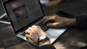 Vantagens de comprar viagem corporativa com uma agência online - etrip