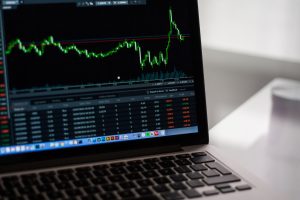 Como lidar com a variação de câmbio antes da viagem corporativa?