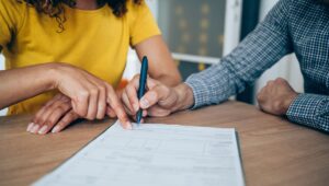 Saiba como fazer um contrato de viagem corporativa