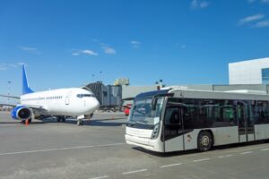 Viajar de ônibus ou avião: qual opção escolher para os colaboradores?