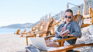 Mulher em viagem corporativa