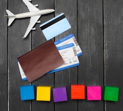 Objetos de viagem em fundo de madeira