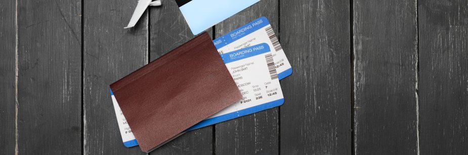 Objetos de viagem em fundo de madeira