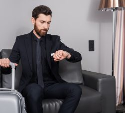 Homem com mala para viagem