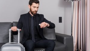 Homem com mala para viagem