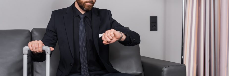 Homem com mala para viagem