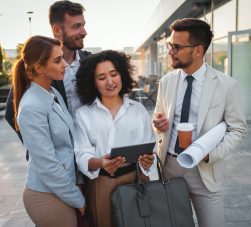 Amigos corporativos reunidos