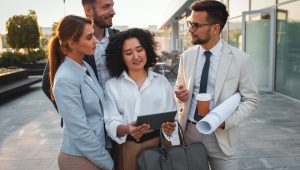 Amigos corporativos reunidos