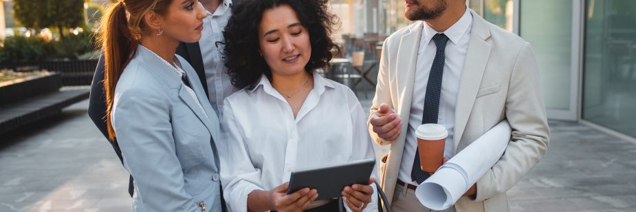 Amigos corporativos reunidos