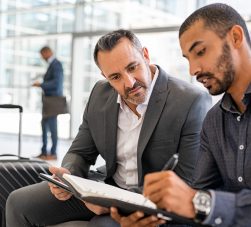 Empresários fazendo prestação de contas