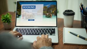 Notebook com aba do Booking aberta