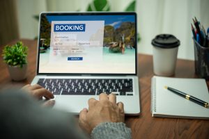 Notebook com aba do Booking aberta