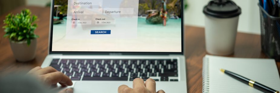 Notebook com aba do Booking aberta