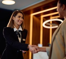 Mulher em serviço de concierge