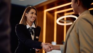 Mulher em serviço de concierge