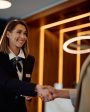 Mulher em serviço de concierge