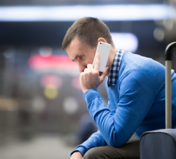 Homem no celular em aeroporto