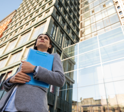 Mulher indo trabalhar na cidade