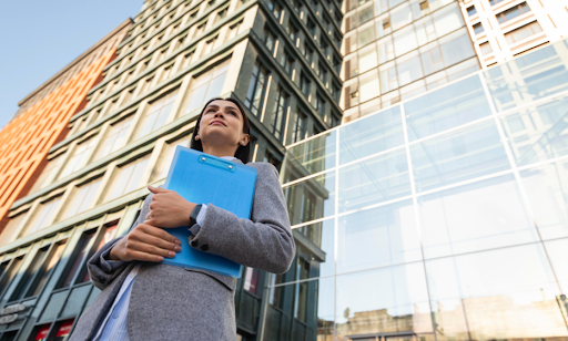 Mulher indo trabalhar na cidade