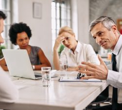 Como reduzir conflitos internos na aprovação de viagens corporativas